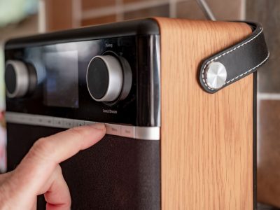 Skyldigheten att sända radiokanaler via kabelnät har upphört – i LPOnets nät fortsätter radiokanalerna tillsvidare